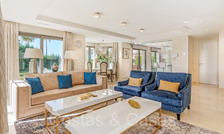 Amplia villa con encanto andaluz en venta, primera línea de playa al este de Marbella centro 70296 