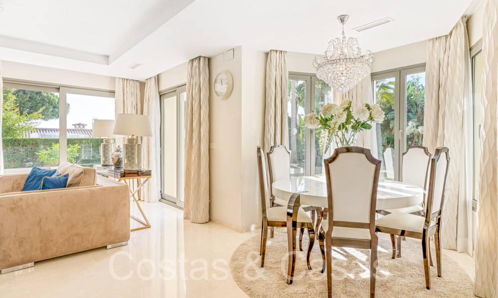 Amplia villa con encanto andaluz en venta, primera línea de playa al este de Marbella centro 70297