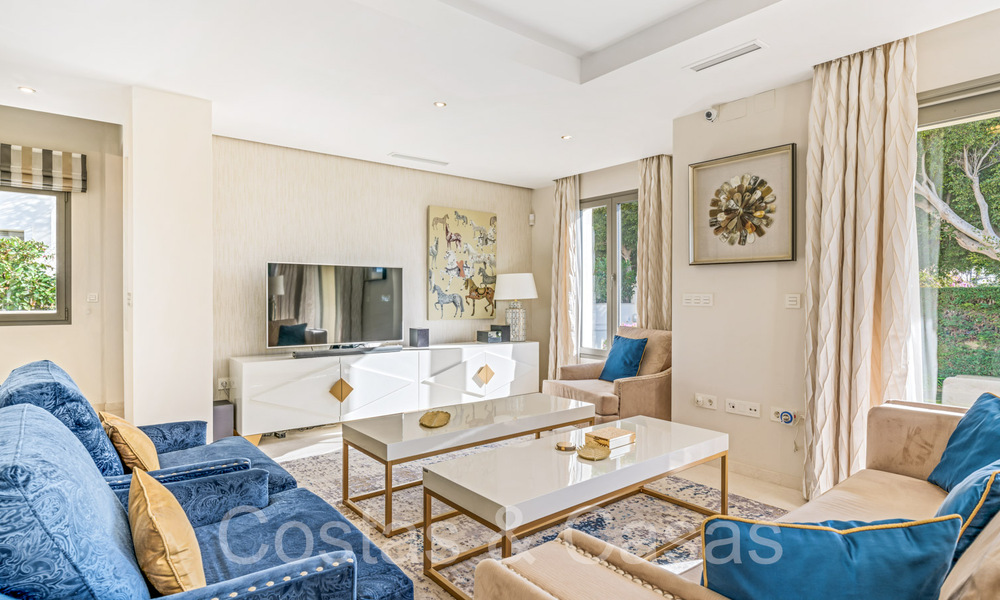 Amplia villa con encanto andaluz en venta, primera línea de playa al este de Marbella centro 70298