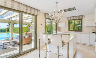 Amplia villa con encanto andaluz en venta, primera línea de playa al este de Marbella centro 70299 