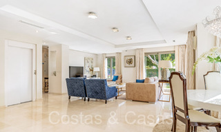 Amplia villa con encanto andaluz en venta, primera línea de playa al este de Marbella centro 70300 