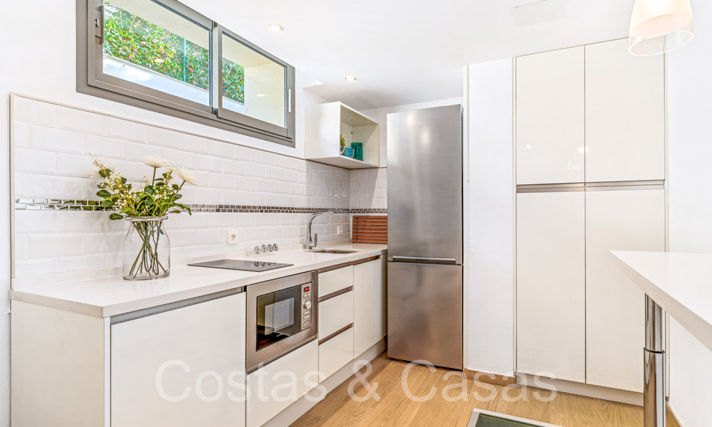 Amplia villa con encanto andaluz en venta, primera línea de playa al este de Marbella centro 70301