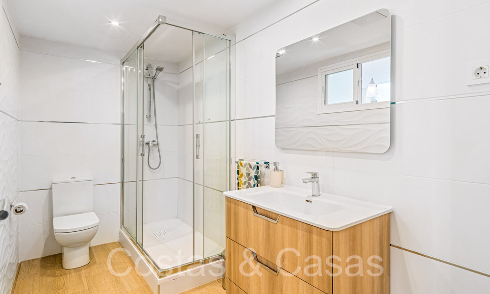 Amplia villa con encanto andaluz en venta, primera línea de playa al este de Marbella centro 70302