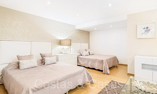 Amplia villa con encanto andaluz en venta, primera línea de playa al este de Marbella centro 70303 