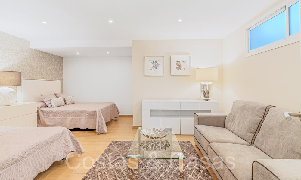 Amplia villa con encanto andaluz en venta, primera línea de playa al este de Marbella centro 70304