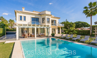 Amplia villa con encanto andaluz en venta, primera línea de playa al este de Marbella centro 70306 