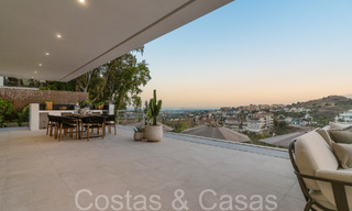 Lista para entrar a vivir, villa moderna de nueva construcción con vistas panorámicas al mar en venta en Nueva Andalucía, Marbella 70431 