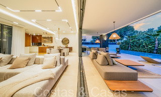 Sofisticada villa de nueva construcción en venta cerca de todos los servicios en la famosa Milla de Oro de Marbella 70622 