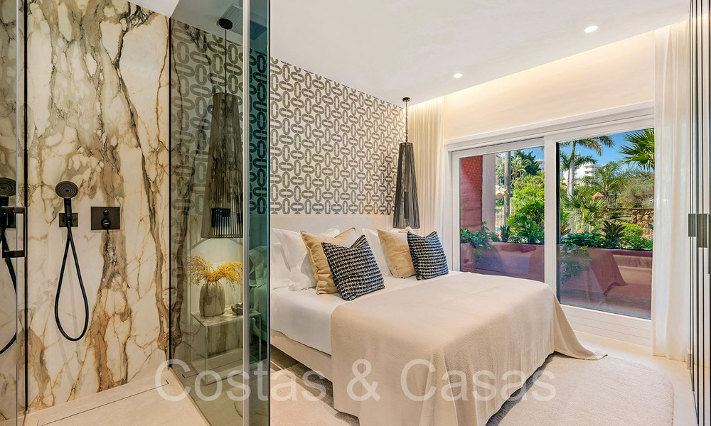 Lujoso apartamento en planta baja en venta en un complejo de playa de 5 estrellas en la Nueva Milla de Oro entre Marbella y Estepona 71381