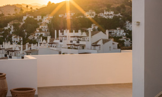 Elegante ático de lujo en venta con vistas panorámicas y sin obstáculos al Mediterráneo en Nueva Andalucía, Marbella 71964 