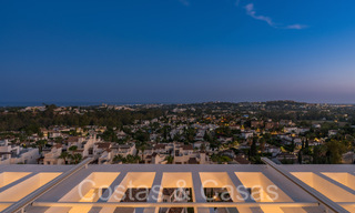 Elegante ático de lujo en venta con vistas panorámicas y sin obstáculos al Mediterráneo en Nueva Andalucía, Marbella 71978 