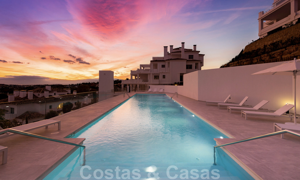 Elegante ático de lujo en venta con vistas panorámicas y sin obstáculos al Mediterráneo en Nueva Andalucía, Marbella 72001