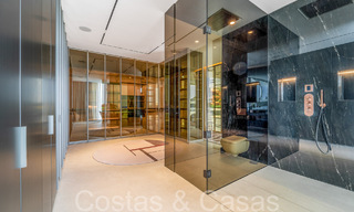 Sofisticada villa de diseño en venta cerca de la playa en la Milla de Oro de Marbella 72015 