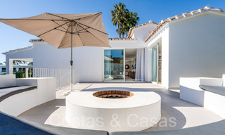 Villa mediterránea de lujo en venta con gran jardín y cabana, con vistas al mar, cerca de servicios en Marbella Este 72070 