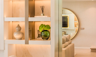 Prestigioso ático con vistas frontales al mar en venta, primera línea de playa en Puente Romano, Milla de Oro, Marbella 72362 