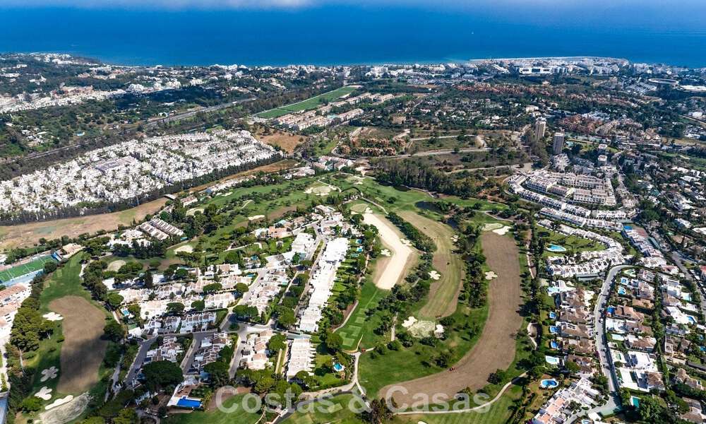 Casas en venta en una urbanización con seguridad, rodeada por el campo de golf de Aloha en Nueva Andalucía, Marbella 805061