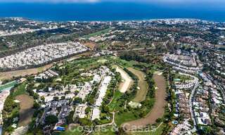 Casas en venta en una urbanización con seguridad, rodeada por el campo de golf de Aloha en Nueva Andalucía, Marbella 805061 