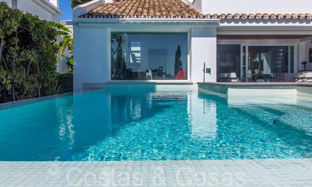 Casas en venta en una urbanización con seguridad, rodeada por el campo de golf de Aloha en Nueva Andalucía, Marbella 805064