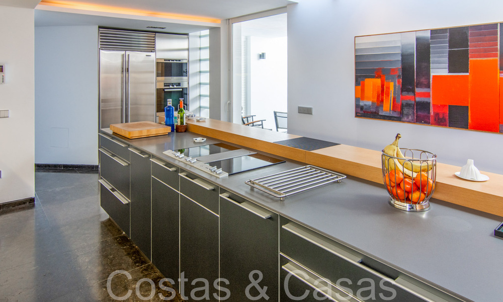 Casas en venta en una urbanización con seguridad, rodeada por el campo de golf de Aloha en Nueva Andalucía, Marbella 805066