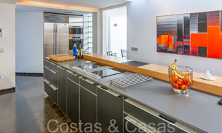 Casas en venta en una urbanización con seguridad, rodeada por el campo de golf de Aloha en Nueva Andalucía, Marbella 805066 