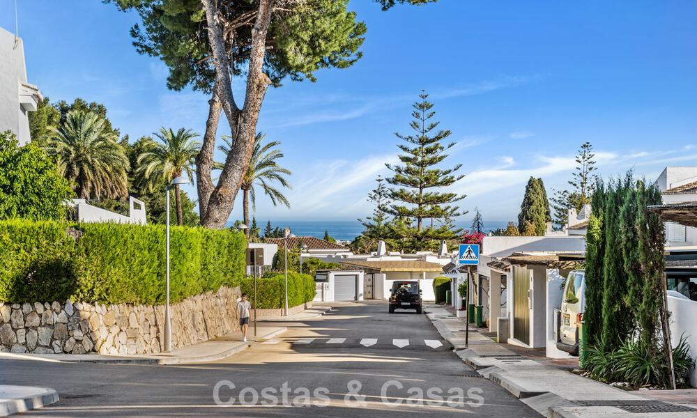 Casas en venta en una urbanización con seguridad, rodeada por el campo de golf de Aloha en Nueva Andalucía, Marbella 805068