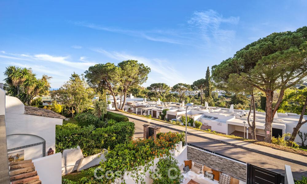 Casas en venta en una urbanización con seguridad, rodeada por el campo de golf de Aloha en Nueva Andalucía, Marbella 805069