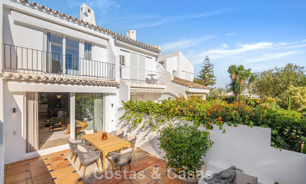 Casas en venta en una urbanización con seguridad, rodeada por el campo de golf de Aloha en Nueva Andalucía, Marbella 805071