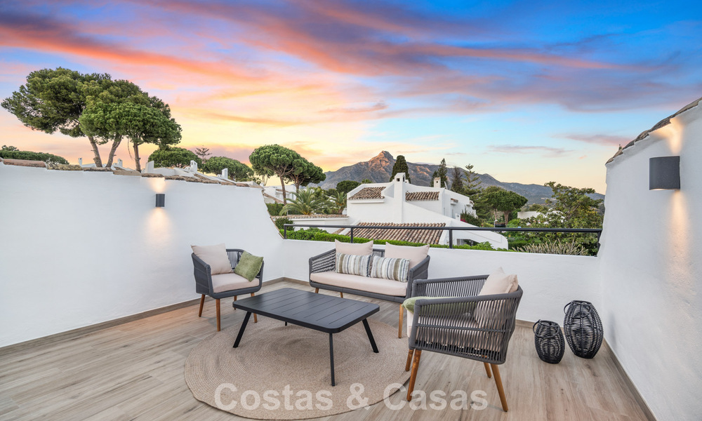 Casas en venta en una urbanización con seguridad, rodeada por el campo de golf de Aloha en Nueva Andalucía, Marbella 805075