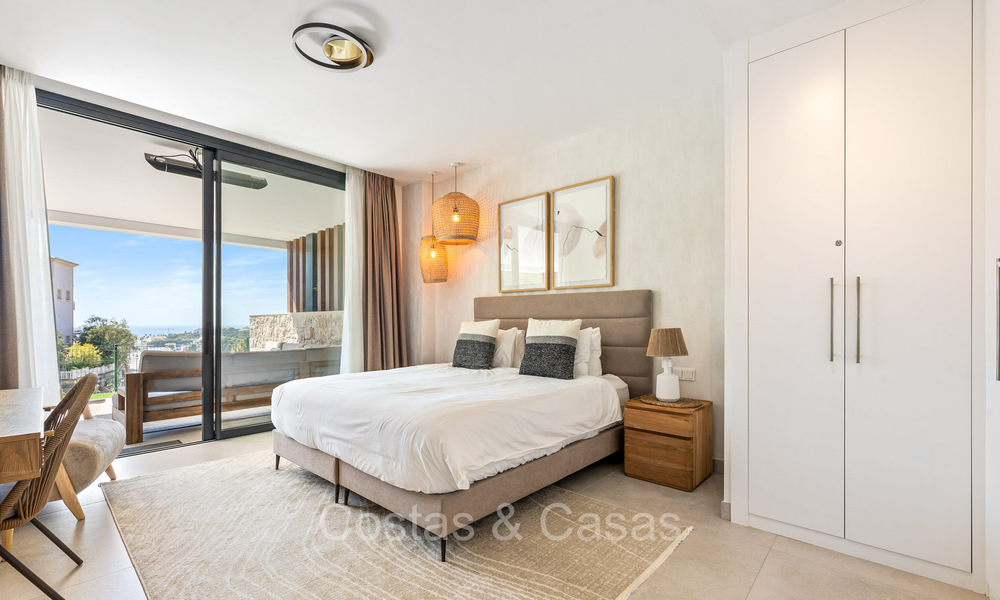 Listo para entrar a vivir, moderno y elegante apartamento con jardín privado y vistas al mar en venta en el este de Marbella 72721