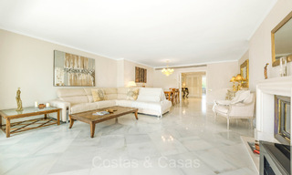 Apartamento en venta en un exclusivo complejo con seguridad permanente en el valle del golf de Nueva Andalucía, Marbella 72794 