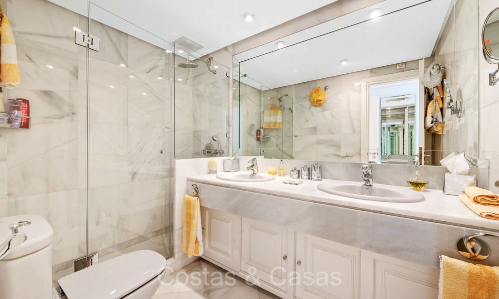 Apartamento en venta en un exclusivo complejo con seguridad permanente en el valle del golf de Nueva Andalucía, Marbella 72804