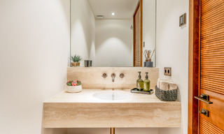 Apartamento de lujo de primera clase con impresionantes vistas al mar en venta en un resort de golf de 5* en Casares, Costa del Sol 73380 