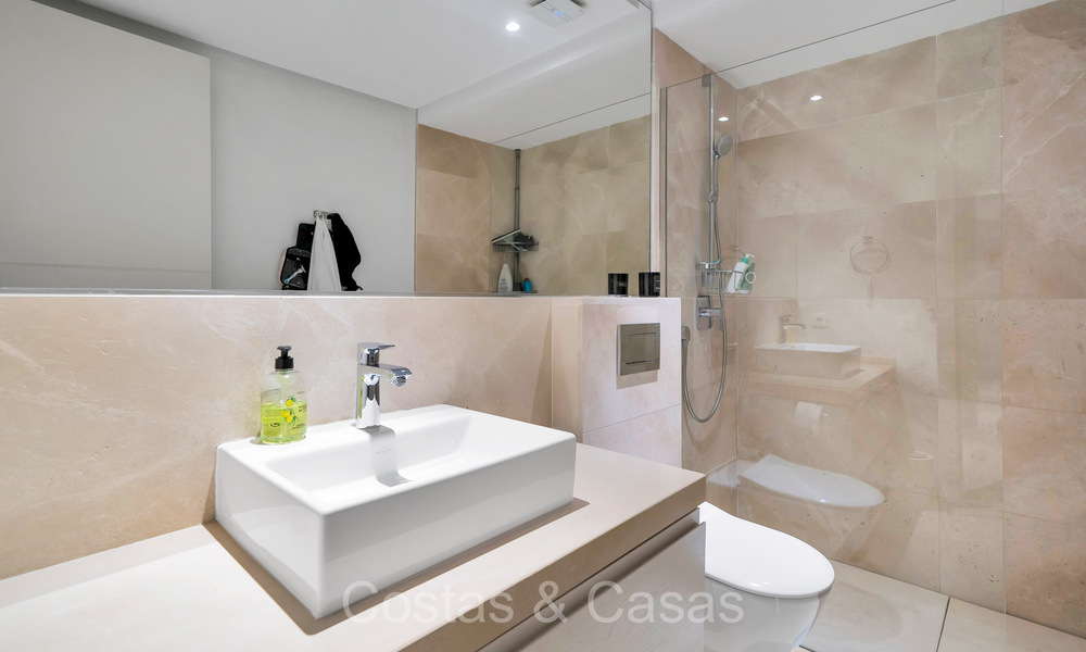 Hermosa y moderna villa de lujo en venta en una zona residencial privilegiada en la Nueva Milla de Oro entre Marbella y Estepona 73800