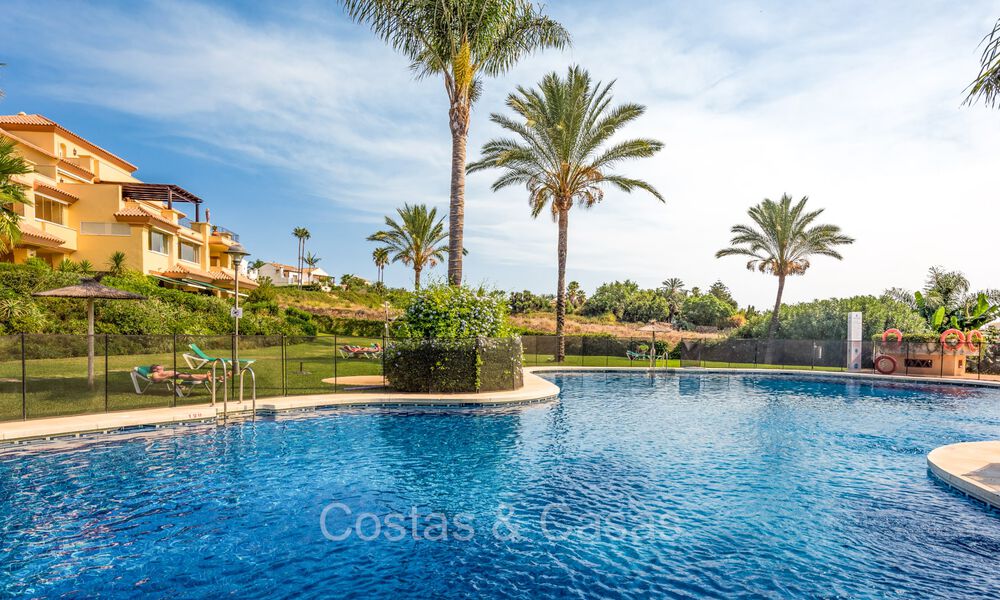 Apartamento de 3 dormitorios en venta a poca distancia de Puerto Banús y la playa en Nueva Andalucía, Marbella 73700