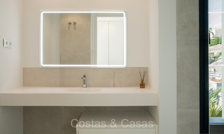 Lista para entrar a vivir, villa en venta a poca distancia de una casa club de golf en la Nueva Milla de Oro, Marbella - Estepona 74051 