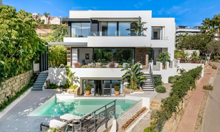 Lista para entrar a vivir, villa en venta a poca distancia de una casa club de golf en la Nueva Milla de Oro, Marbella - Estepona 74067 