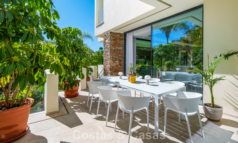 Lista para entrar a vivir, villa en venta a poca distancia de una casa club de golf en la Nueva Milla de Oro, Marbella - Estepona 805987