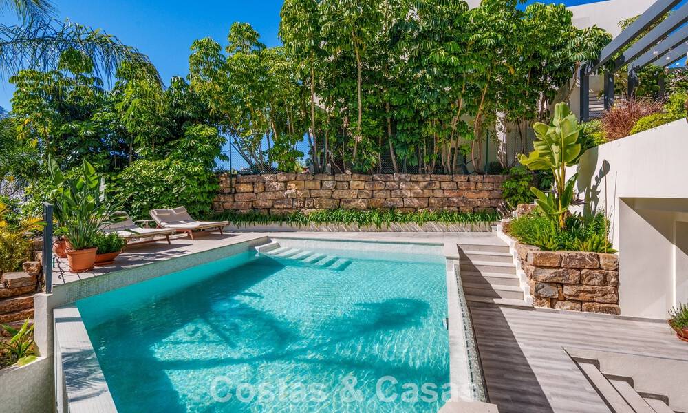 Lista para entrar a vivir, villa en venta a poca distancia de una casa club de golf en la Nueva Milla de Oro, Marbella - Estepona 805988
