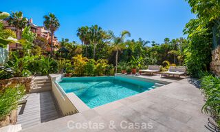 Lista para entrar a vivir, villa en venta a poca distancia de una casa club de golf en la Nueva Milla de Oro, Marbella - Estepona 805989 