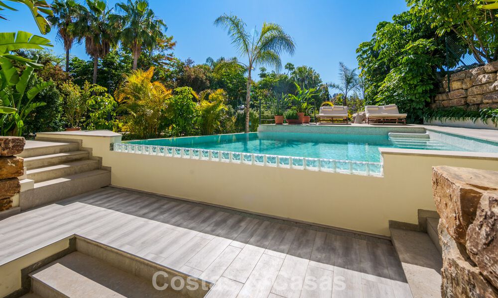 Lista para entrar a vivir, villa en venta a poca distancia de una casa club de golf en la Nueva Milla de Oro, Marbella - Estepona 805991