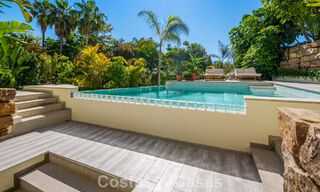Lista para entrar a vivir, villa en venta a poca distancia de una casa club de golf en la Nueva Milla de Oro, Marbella - Estepona 805991 