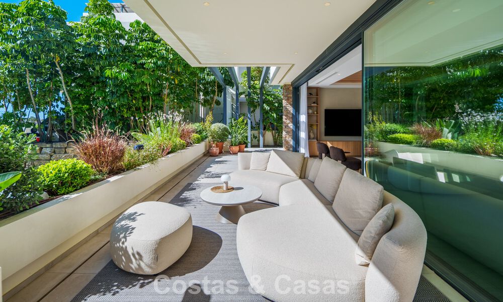 Lista para entrar a vivir, villa en venta a poca distancia de una casa club de golf en la Nueva Milla de Oro, Marbella - Estepona 805993