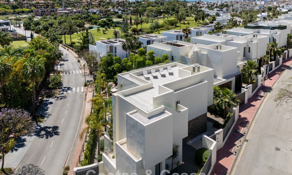 Lista para entrar a vivir, villa en venta a poca distancia de una casa club de golf en la Nueva Milla de Oro, Marbella - Estepona 805995
