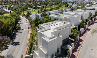 Lista para entrar a vivir, villa en venta a poca distancia de una casa club de golf en la Nueva Milla de Oro, Marbella - Estepona 805995 