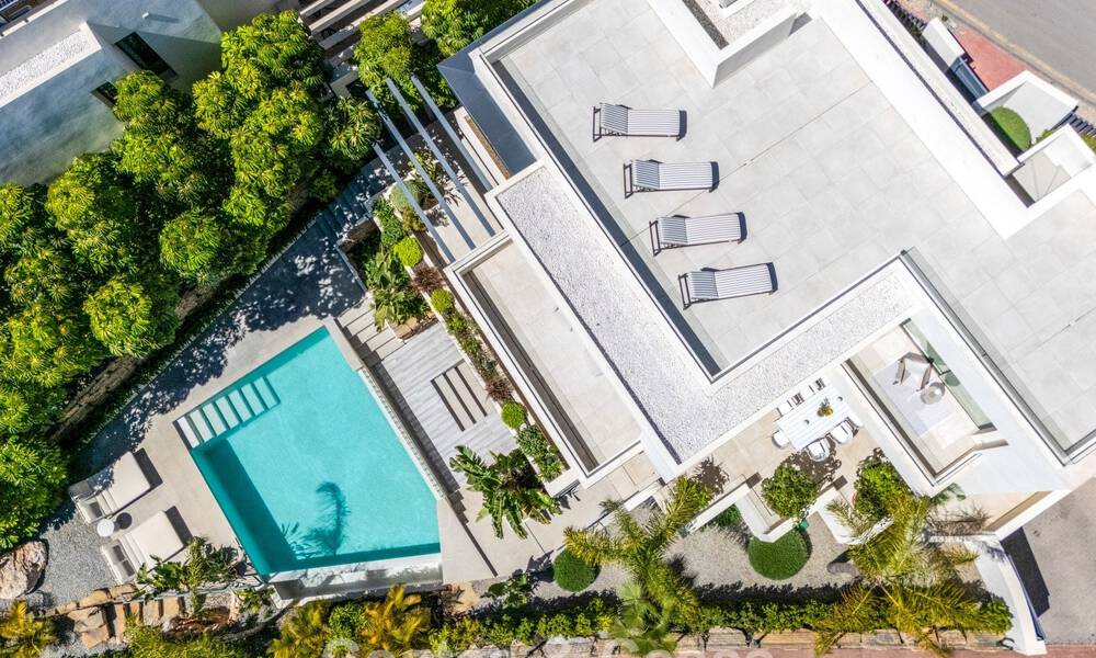 Lista para entrar a vivir, villa en venta a poca distancia de una casa club de golf en la Nueva Milla de Oro, Marbella - Estepona 805997