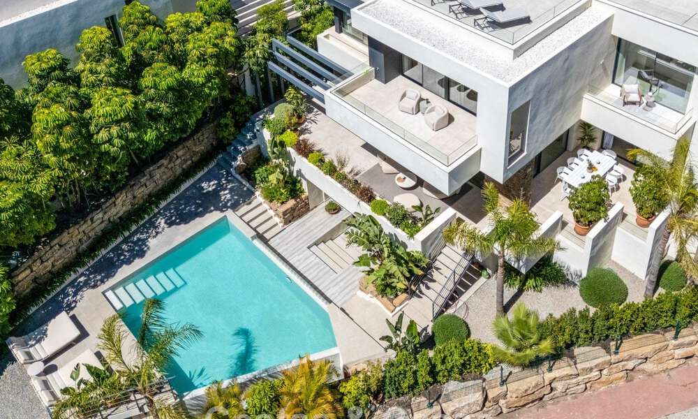 Lista para entrar a vivir, villa en venta a poca distancia de una casa club de golf en la Nueva Milla de Oro, Marbella - Estepona 805998