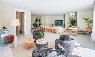 Lista para entrar a vivir, villa en venta a poca distancia de una casa club de golf en la Nueva Milla de Oro, Marbella - Estepona 806001 