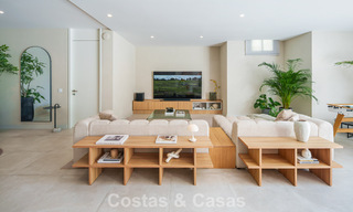 Lista para entrar a vivir, villa en venta a poca distancia de una casa club de golf en la Nueva Milla de Oro, Marbella - Estepona 806002 