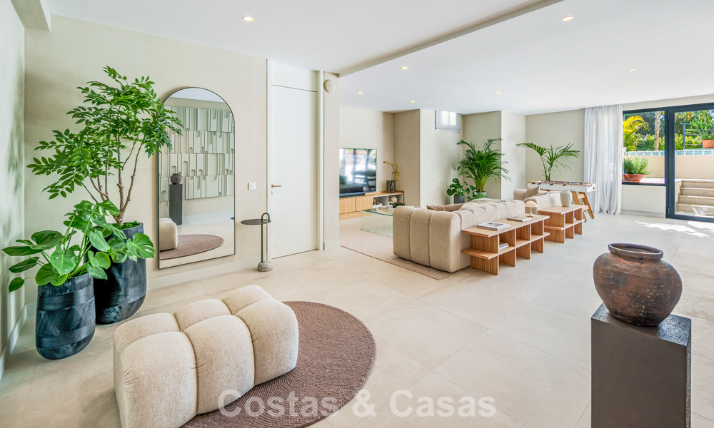Lista para entrar a vivir, villa en venta a poca distancia de una casa club de golf en la Nueva Milla de Oro, Marbella - Estepona 806003