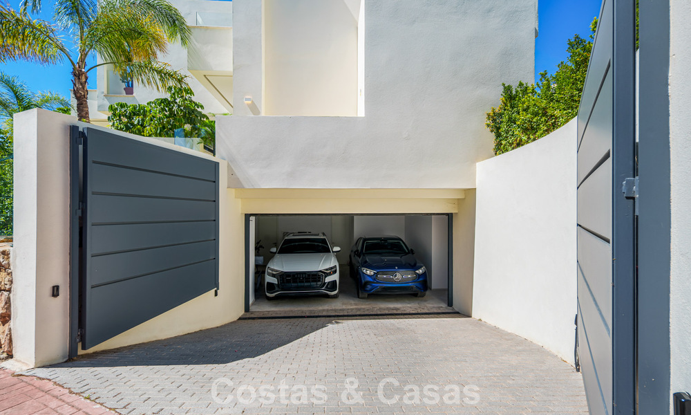 Lista para entrar a vivir, villa en venta a poca distancia de una casa club de golf en la Nueva Milla de Oro, Marbella - Estepona 806007